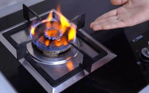 Nhà dùng bếp gas phải biết việc làm chỉ với một cây tăm này: Có thể giúp giảm “kha khá” tiền gas một năm - Ảnh 2.