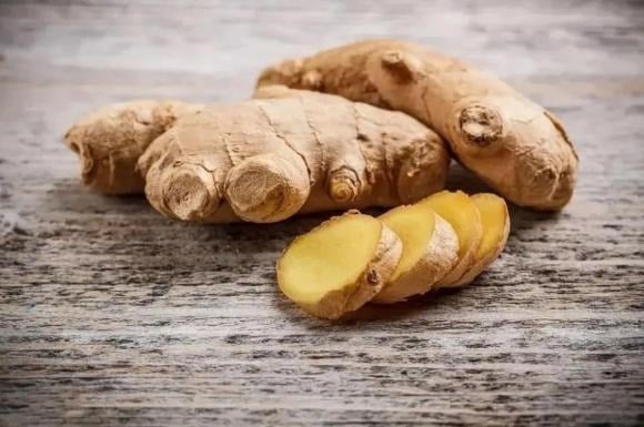 Có người cho rằng ăn gừng cả vỏ sẽ phát huy tối đa công dụng, trong khi người khác lại tin rằng phải gọt vỏ để tránh gây nóng trong.