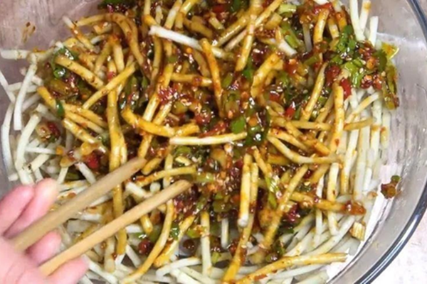 Đừng chỉ ăn lá, rễ loại cây này quý như